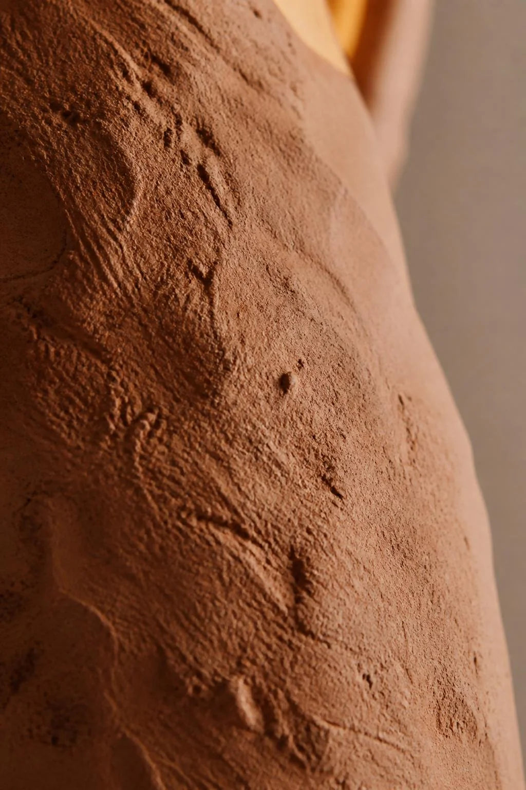 Maison Moya - Foyer Terracotta distinctive Floor Lamp - closeup surface