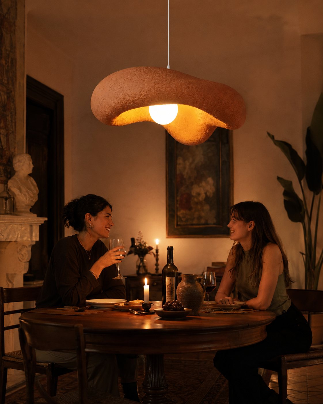 Suspension Maison Moya dans une salle à manger le soir